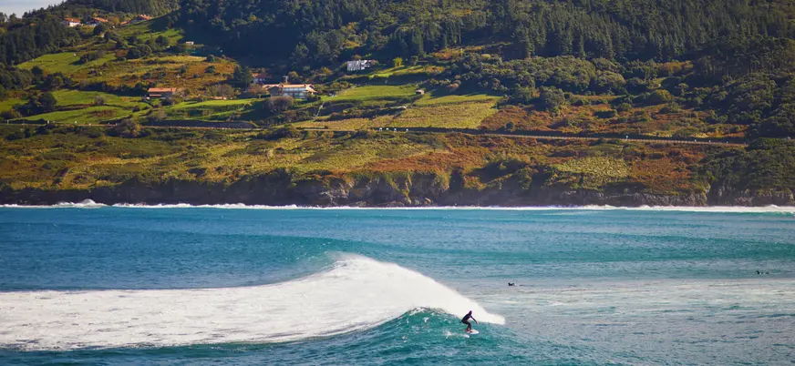 Una de las mejores olas del mundo en la localidad vasca de Mundaka