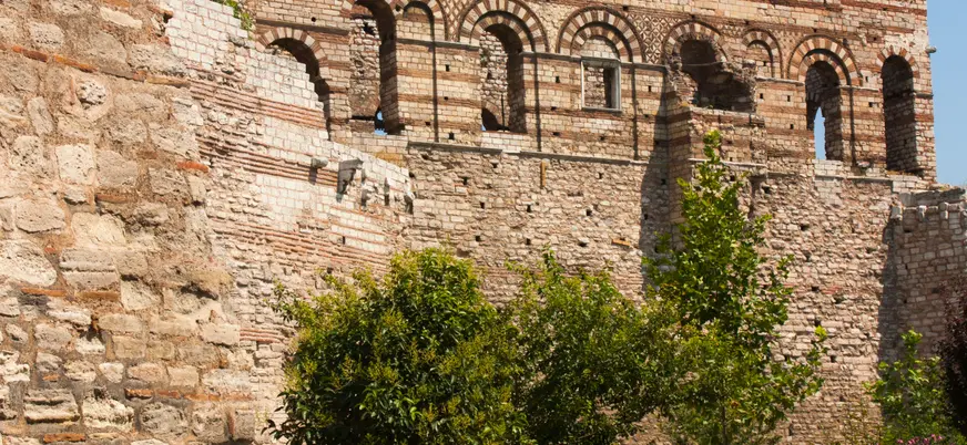 El palacio de los Porfirogenetas fue una residencia imperial bizantina cargada de historia y misterio.