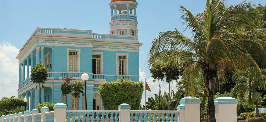 El Palacio Azul es un elegante edificio de 1921 situado junto al paseo marítimo de Cienfuegos.