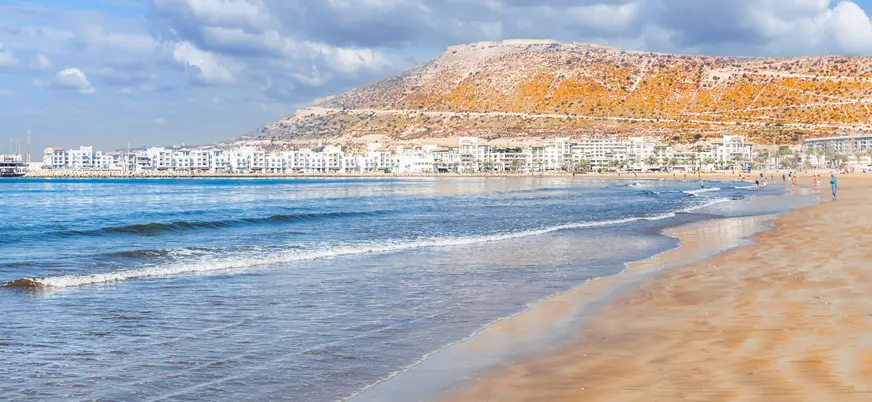 La playa de Agadir es perfecta para relajarse, nadar o pasear sobre su arena dorada.