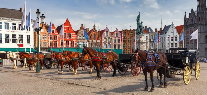Caballos utilizados para carruajes en la Plaza del Mercado en Brujas, Bélgica