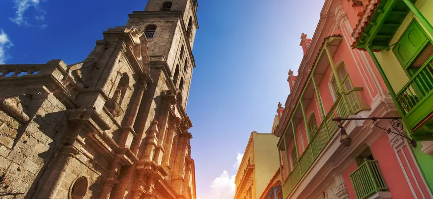 El cielo iluminado entre los edificios de la plaza de San Francisco, La Habana