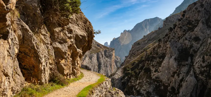 Sendero de la Ruta del Cares entre montañas en los Picos de Europa, Asturias.