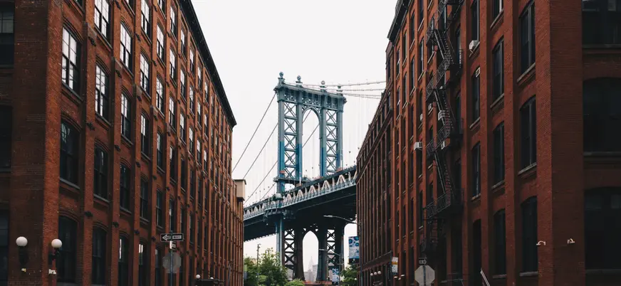 Puente de Manhattan visto entre edificios de ladrillo rojo en el barrio de DUMBO en Brooklyn.
