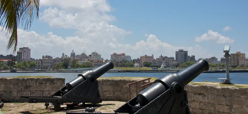 Cañones de la fortaleza de San Carlos en La Habana, Cuba