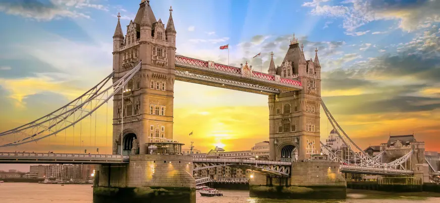 El Puente de la Torre al atardecer, una parada emblemática del recorrido por los escenarios de Harry Potter en Londres.