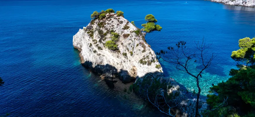 Vistas de la costa de la isla de Kolocep.