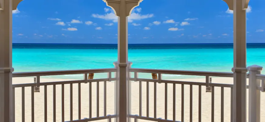 Admira horizontes infinitos donde el azul del cielo se funde con el mar, creando un paisaje que invita a la calma y la contemplación.