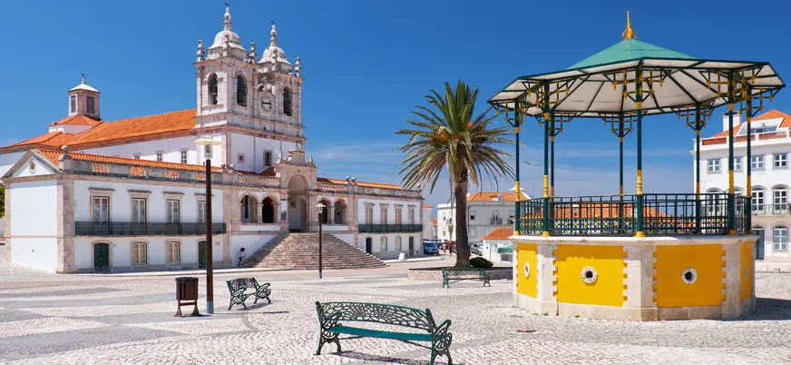 Plaza de Nazaré con el Santuario de Nuestra Señora y quiosco amarillo, Portugal