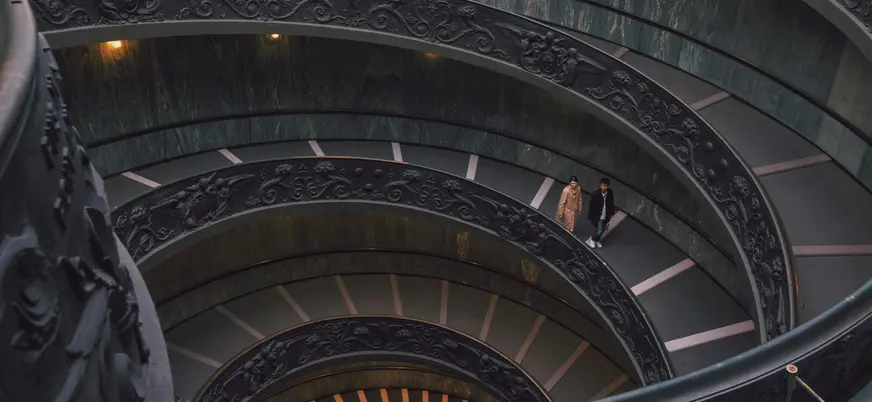 Escalera helicoidal de los Museos Vaticanos en Roma, vista desde arriba con detalle.