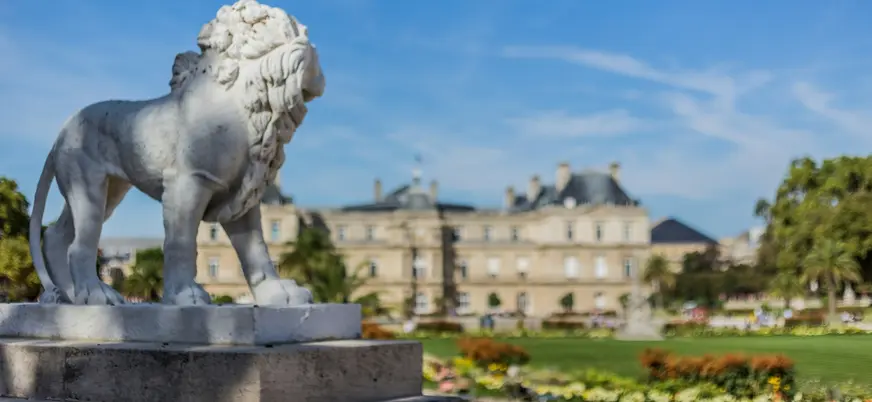 Escultura de león en los Jardines de Luxemburgo, París