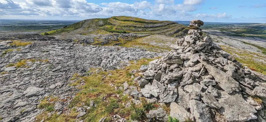 Montículo de piedras (cairn) en el paisaje de El Burren, Irlanda