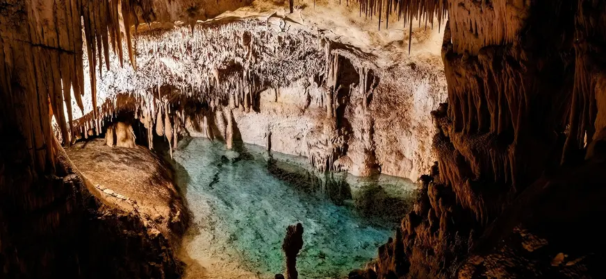 Interior de las Cuevas del Drach reflejadas en el lago Martel