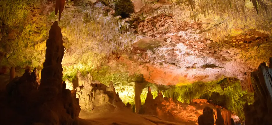 Estalactitas y estalagmitas iluminadas en el interior de las Cuevas del Hams, Mallorca