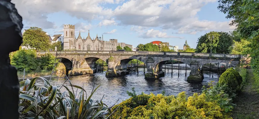 Puente sobre el río Corrib en Galway, Irlanda