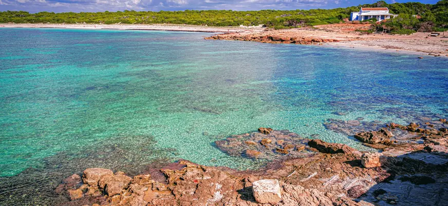 Aguas y rocas en Playa des Caragol, costa de Mallorca