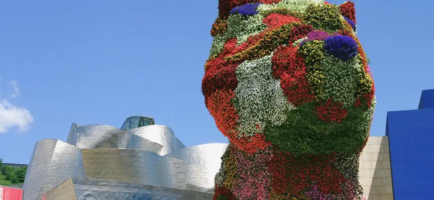 Escultura Puppy de flores frente al Museo Guggenheim Bilbao