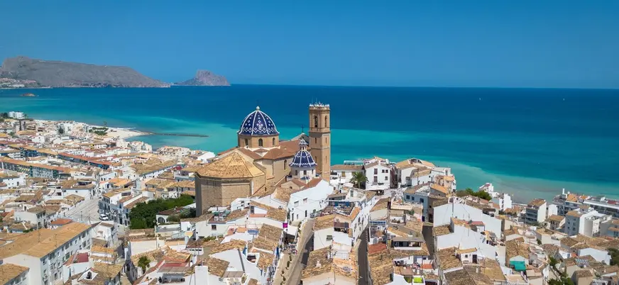Vista aérea de Altea con la iglesia de cúpulas azules frente al mar Mediterráneo