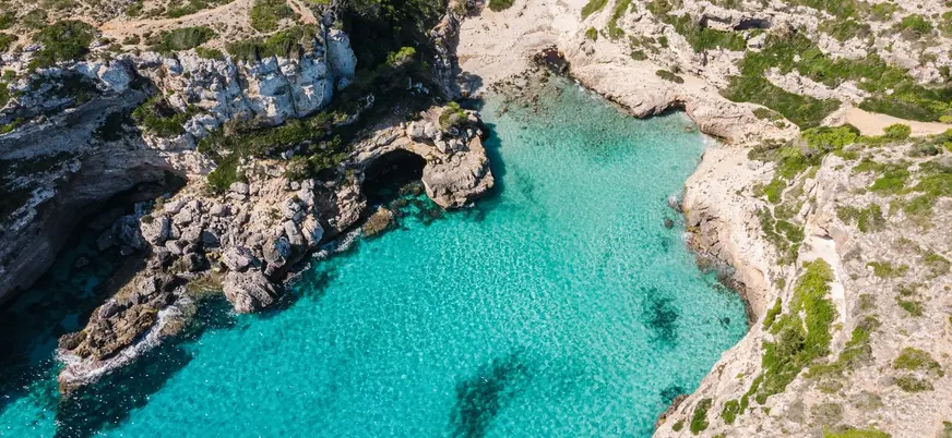 Vista aérea de las aguas y acantilados de Cala Màrmols, Mallorca