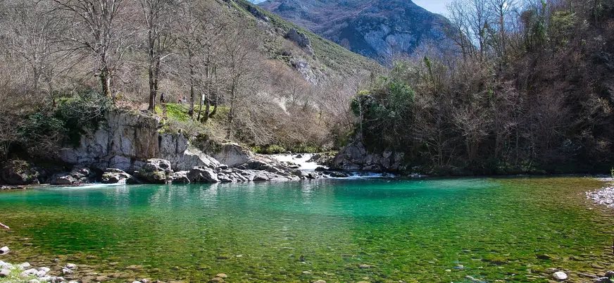 Aguas del río Sella fluyendo cerca de Cangas de Onís