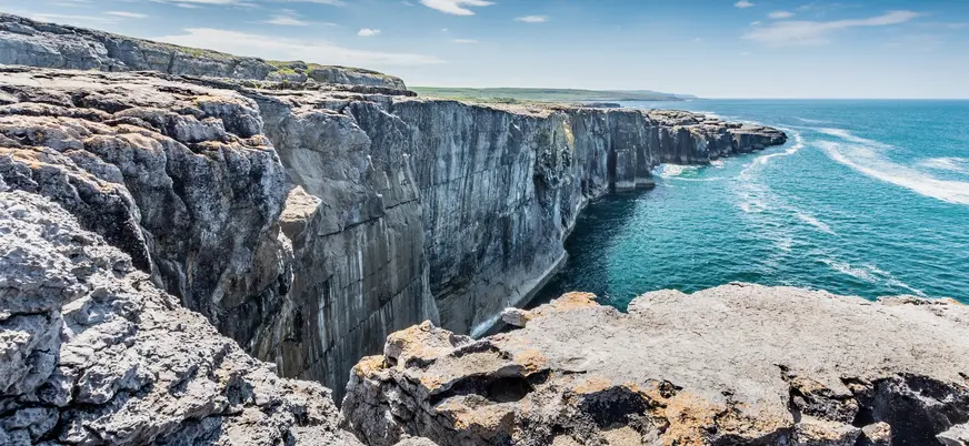 Acantilados frente al océano Atlántico en El Burren, Irlanda