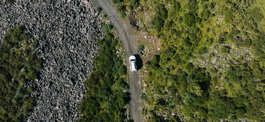 Vista cenital de un todoterreno 4x4 por una pista en los Picos de Europa