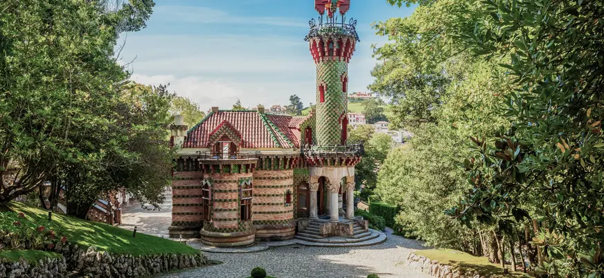 El Capricho de Gaudí rodeado de jardines en Comillas, Cantabria.