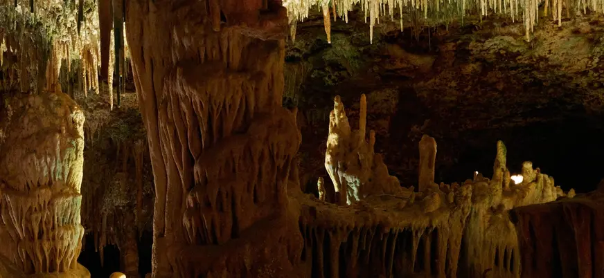 Formaciones geológicas de estalactitas en las Cuevas del Hams, Mallorca