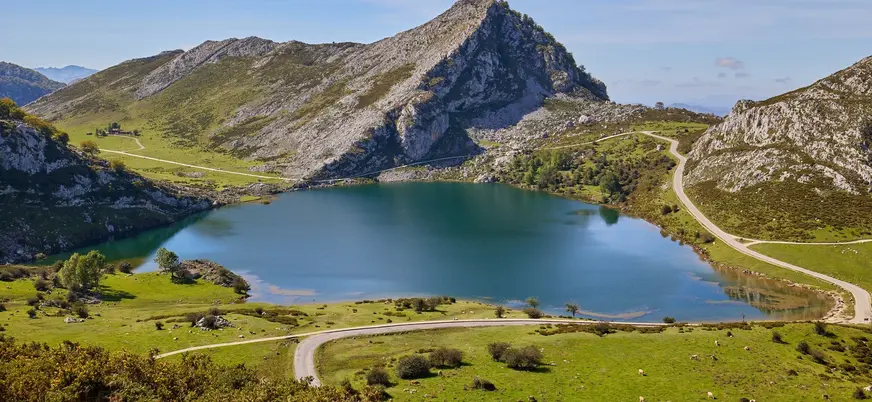 Lago Enol en los Lagos de Covadonga, Asturias
