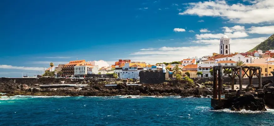 Casco histórico y costa volcánica de Garachico bajo un cielo azul en Tenerife