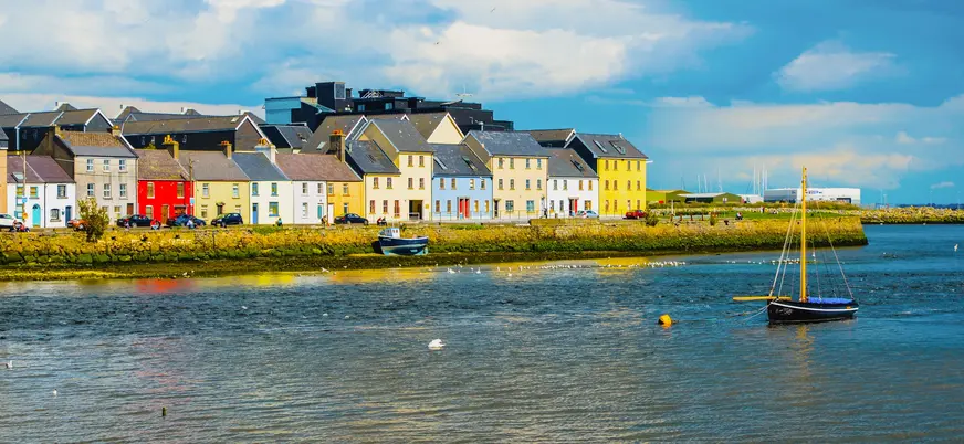 Casas coloridas de The Long Walk junto al río Corrib en Galway
