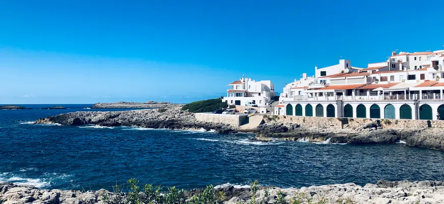 Casas blancas en la costa de Es Grau, Menorca