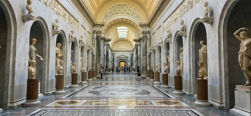 Galería de esculturas en los Museos Vaticanos de Roma con su techo abovedado