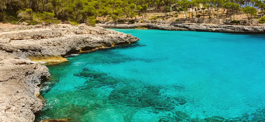 Aguas y costa rocosa en el Parque Natural de Mondragó, Mallorca
