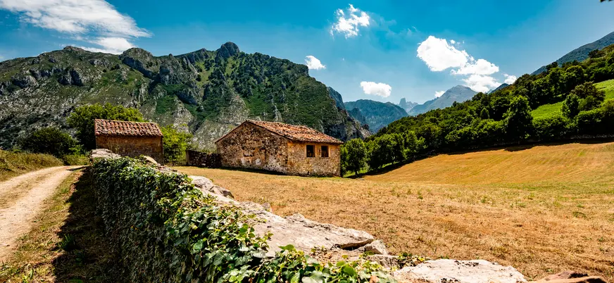 Acceso de tierra a las montañas de los Picos de Europa