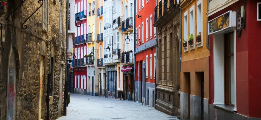 Calle del casco antiguo de Vitoria-Gasteiz con fachadas de colores