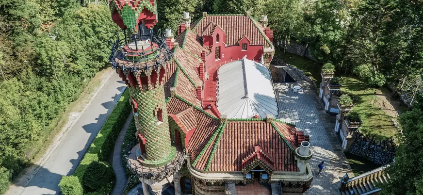 Vista aérea de El Capricho de Gaudí en Comillas, Cantabria.