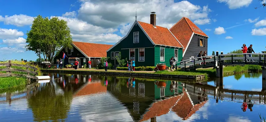 Casas tradicionales y canal reflejado en Zaanse Schans.