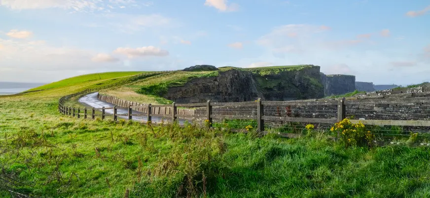 Sendero junto a los Acantilados de Moher