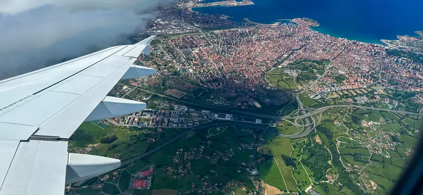 Gijón desde la ventana de un avión a punto de aterrizar