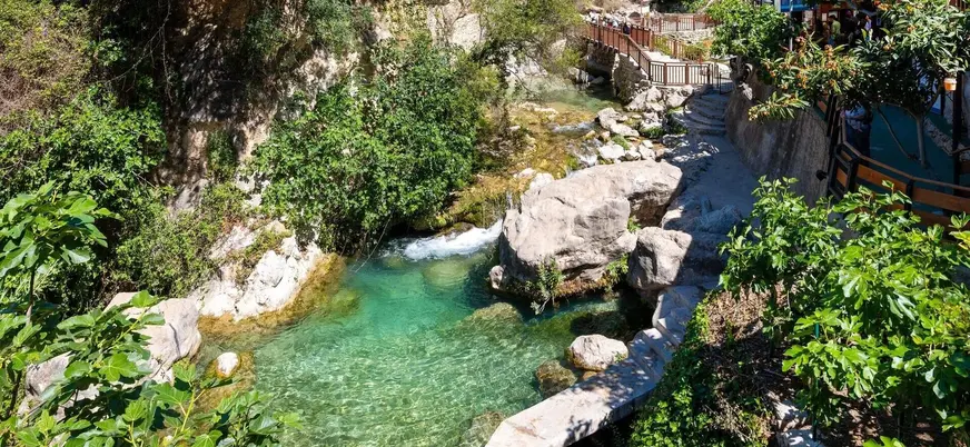 Sendero y pasarela de madera junto a las pozas de las Fuentes del Algar, Alicante