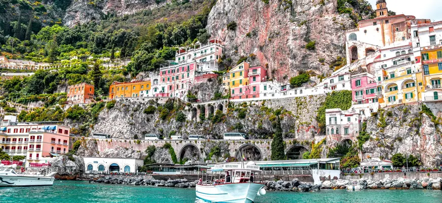 Vista de los coloridos edificios de la Costa Amalfitana, enclavados en los acantilados