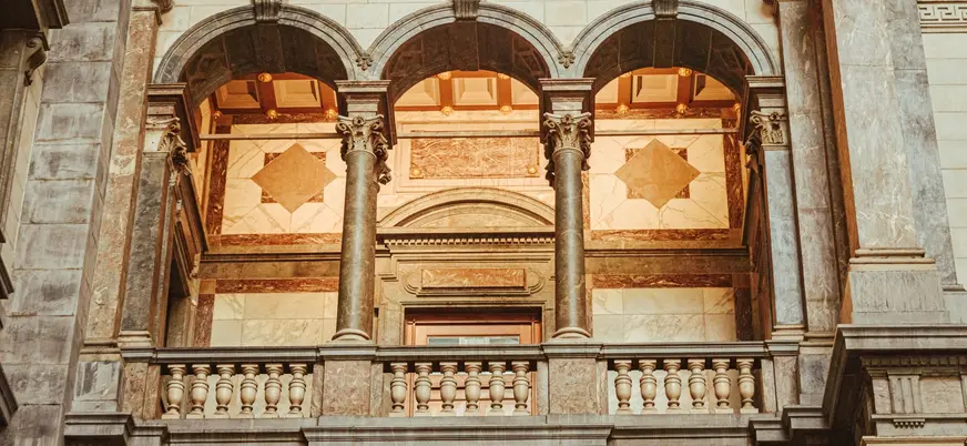 Arquitectura clásica en edificio histórico del centro de Amberes, Bélgica