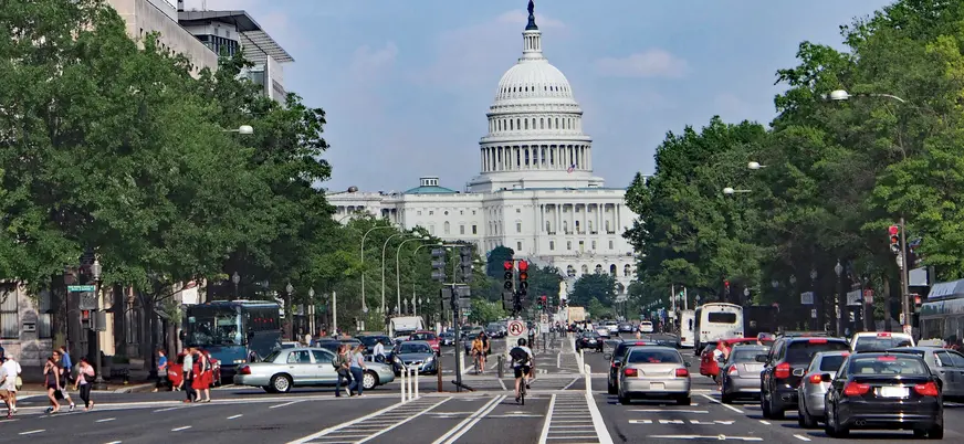 Avenida Constitución con el Capitolio al fondo en Washington D.C., Estados Unidos