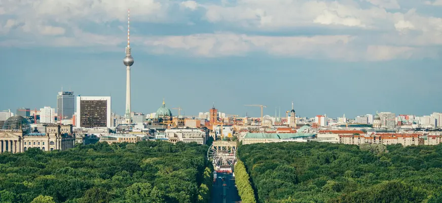 Panorámica de Berlín con la torre de televisión y el parque Tiergarten al frente