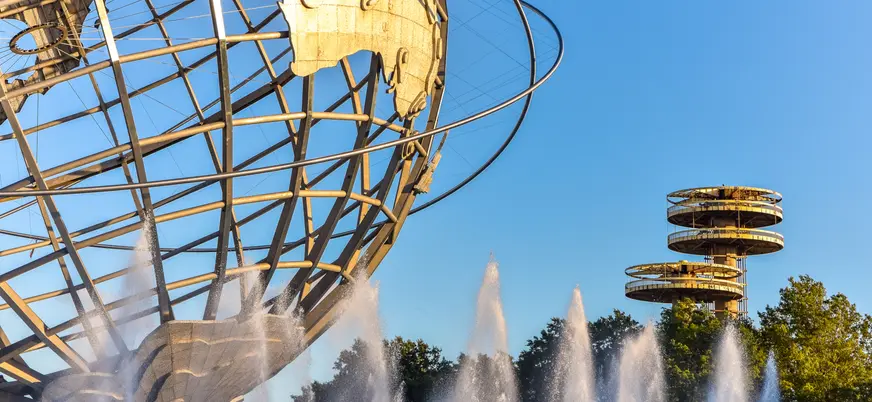 Unisphere con fuentes en Queens, Nueva York, Estados Unidos
