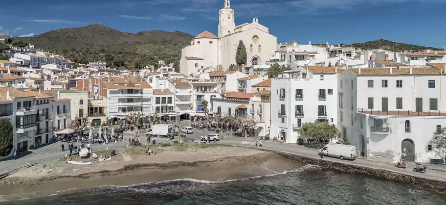 Casas blancas frente al mar en el centro de Cadaqués
