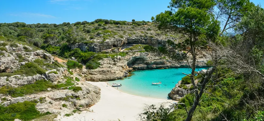 Playa de arena y barcos fondeados en la cala de Màrmols, Mallorca
