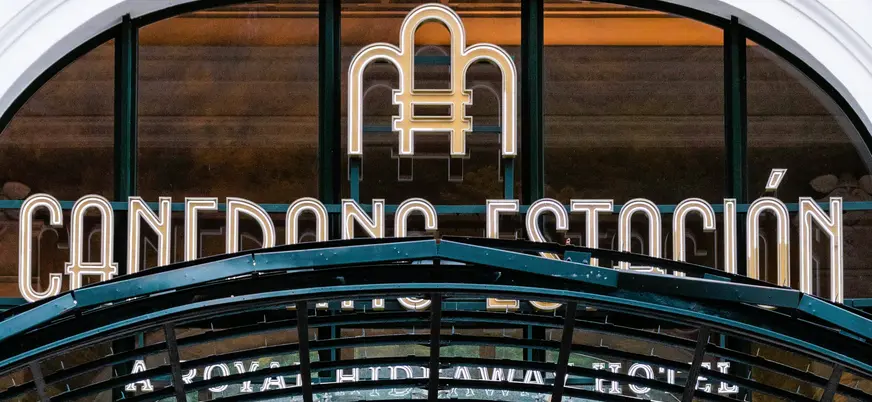 Señalización luminosa Canfranc Estación A Royal Hideaway Hotel en fachada de la histórica estación de tren, Huesca.