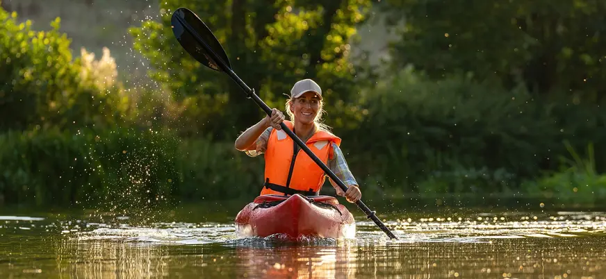 Mujer realizando el descenso del Sella desde Ribadesella